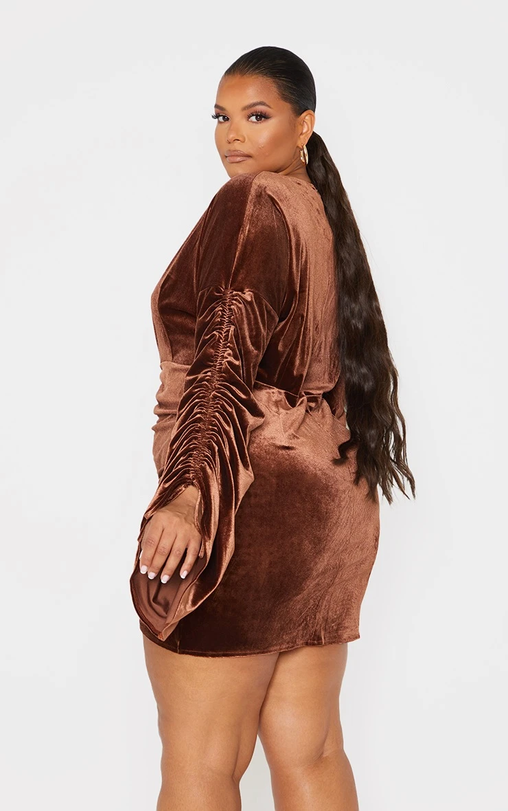 Plus Chocolate Velvet Plunge Ruched Front Bodycon Dress 2 Plus Chocolate Velvet Plunge Ruched Front Bodycon Dress - Image 2